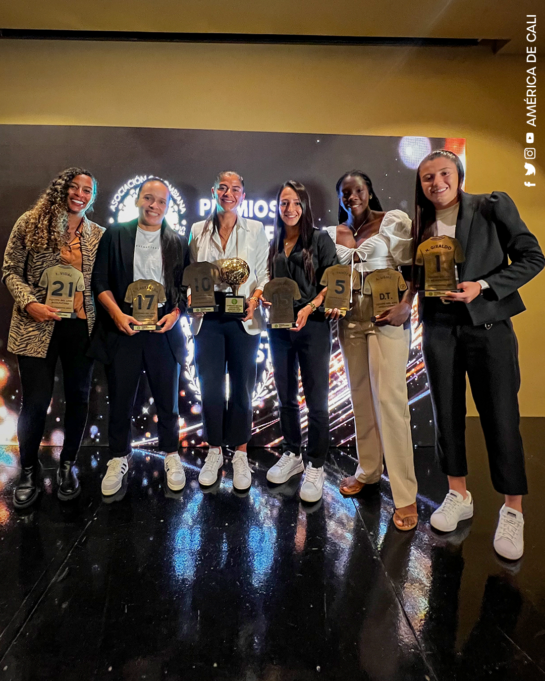 Seis jugadoras de América en el Equipo Femenino del año 2022