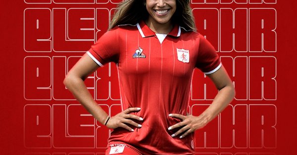 Elexa Bahr se viste de Escarlata