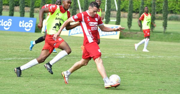 Triunfo Escarlata en práctica de fútbol ante la Selección Valle