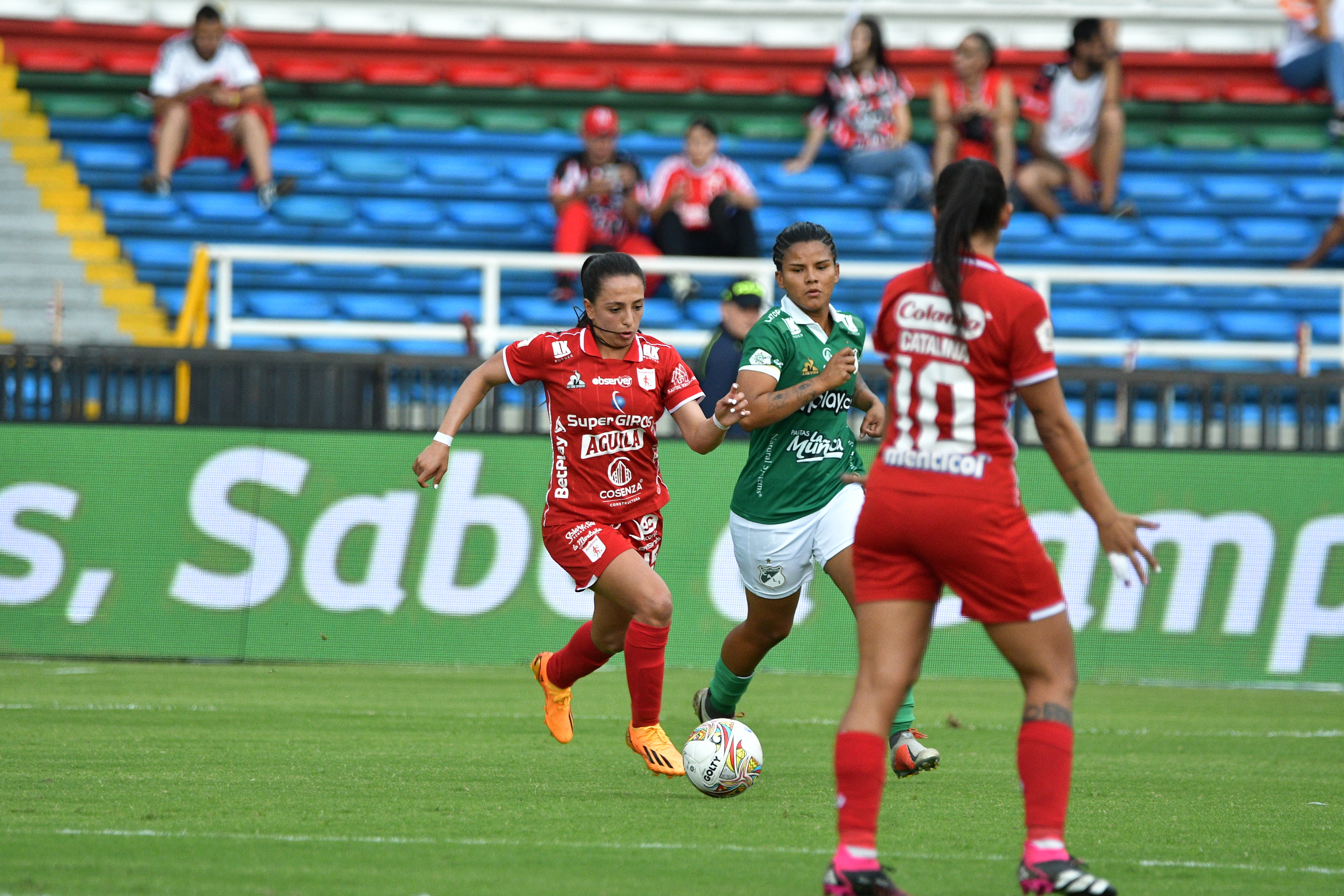 El Clásico 10 en la Liga Femenina se tiñó de rojo escarlata